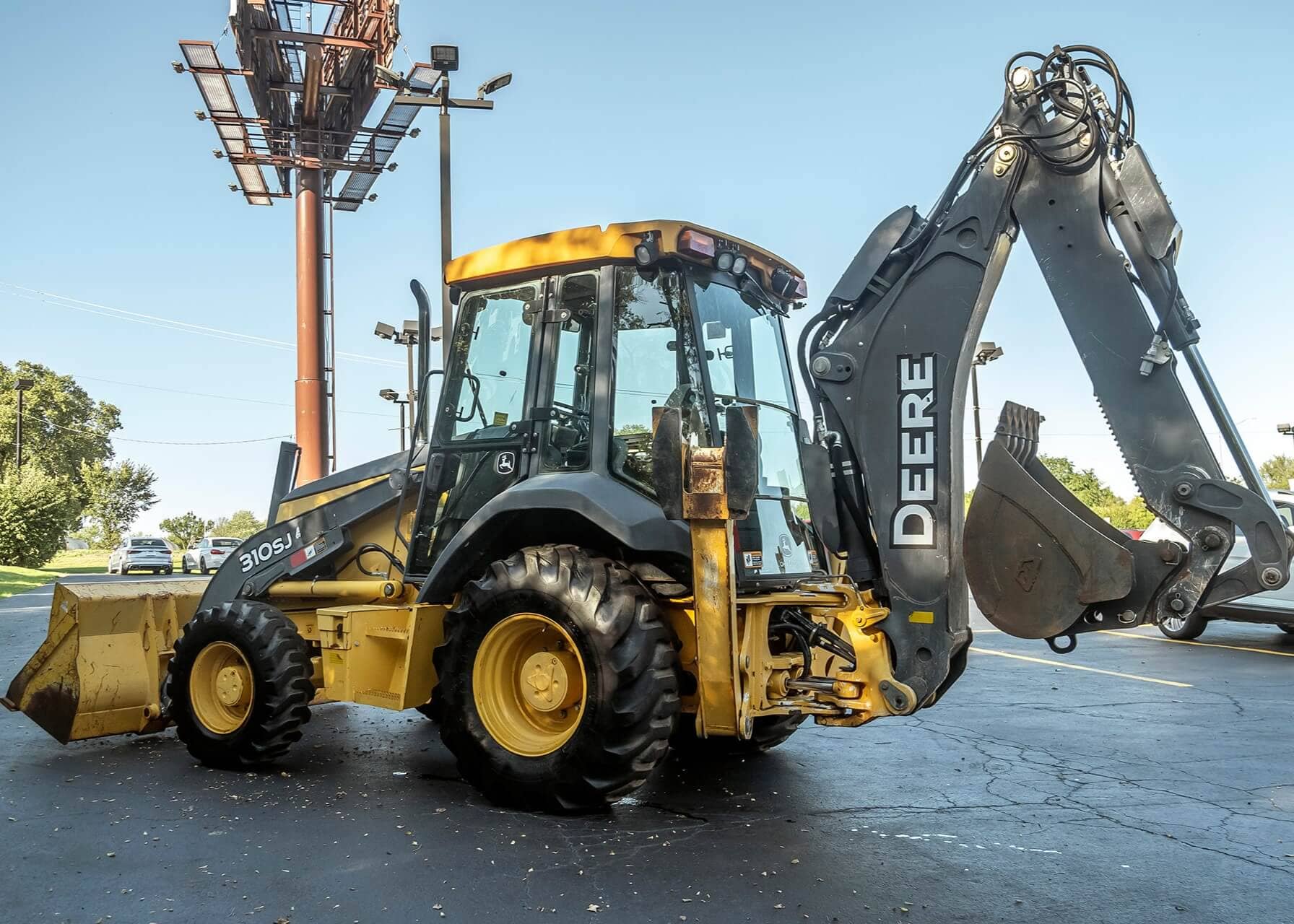 Retroexcavadora John Deere 310SJ para alquiler en proyectos de excavación en Panamá