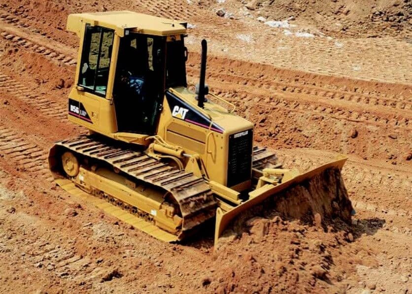 Tractor de cadenas CAT D5G LGP para nivelación y movimiento de tierras en Panamá