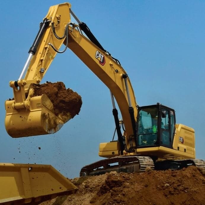 Excavadora CAT 330 en obra de movimiento de tierras en Panamá