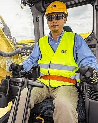 Operador experto de excavadora Caterpillar en proyecto de construcción en Panamá